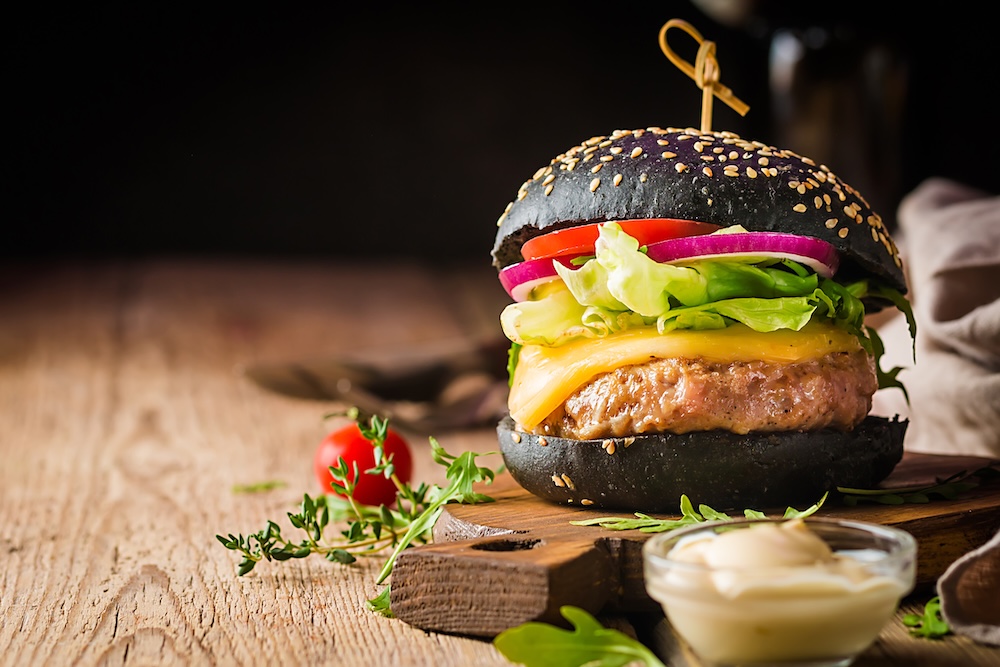 Kuchyňa dvoch svetov – nostalgická žemľovka a moderný hamburger